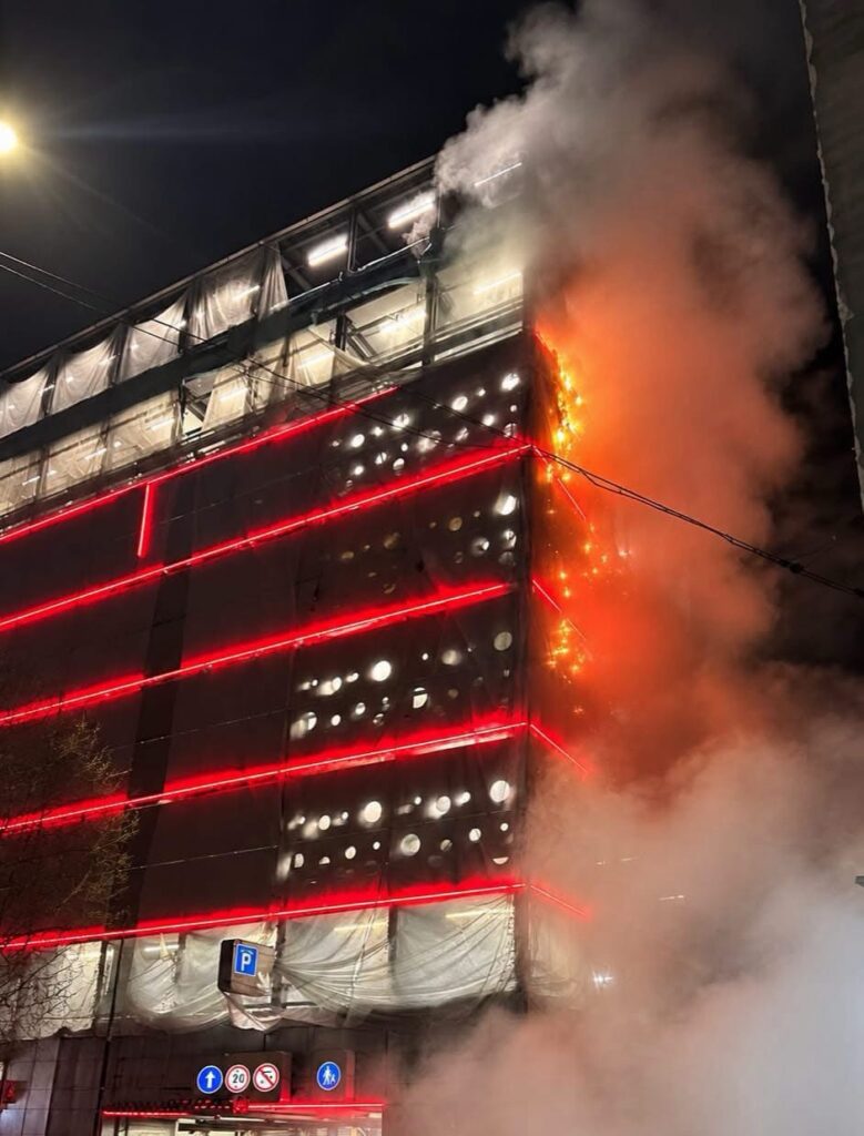ГАРАЖА ОБИЛИЋЕВ ВЕНАЦ: ДА ЛИ СУ ПОЖАР ГАСИЛИ НЕСТРУЧНИ ЉУДИ ИЛИ СУ ЗАПОСЛЕНИ СВЕСНО ГУРАНИ У ОПАСНОСТ?